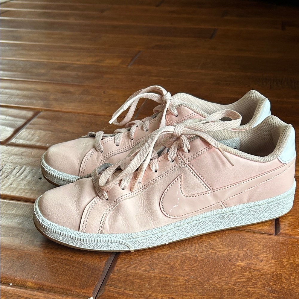 Light pink Nike shoes women’s size 7.5